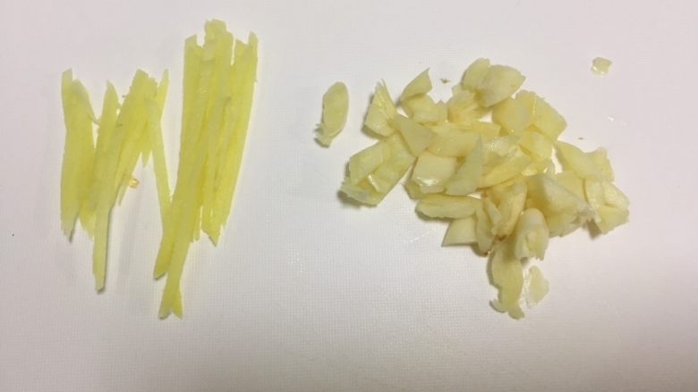 青椒炒鳝丝,姜切丝,蒜切碎末