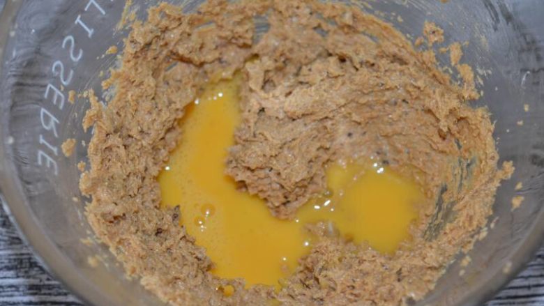 花生杂粮饼,加入蛋液,打至完全乳化(无油水分离状)