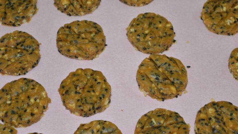 花生杂粮饼,有间隔地把饼干胚排放到烤盘上,
170度烤18分钟即可