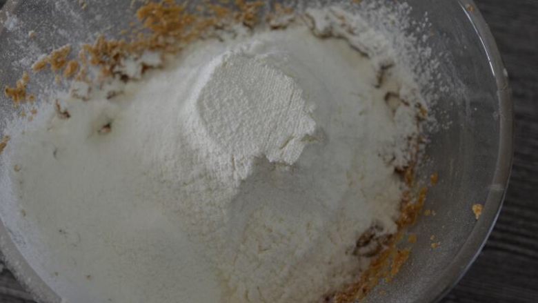 花生杂粮饼,虽然低筋粉,切拌成无干粉状的絮状