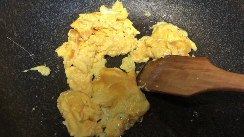 青椒炒蛋,鸡蛋成型以后马上关火,盛在盘子里。