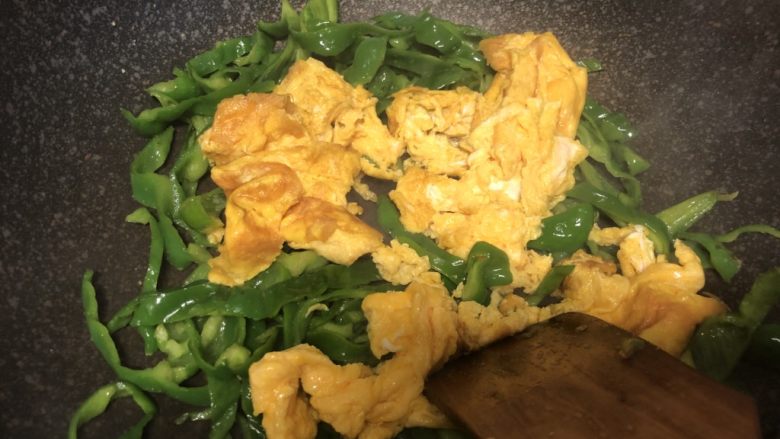 青椒炒蛋,加入鸡蛋继续翻炒,炒至青椒变软,盐入味即可。