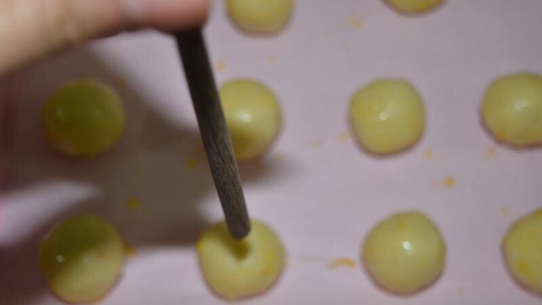 年货-送礼佳品~粒粒花生酥,用筷子粗的一头,在饼胚中间戳一个孔