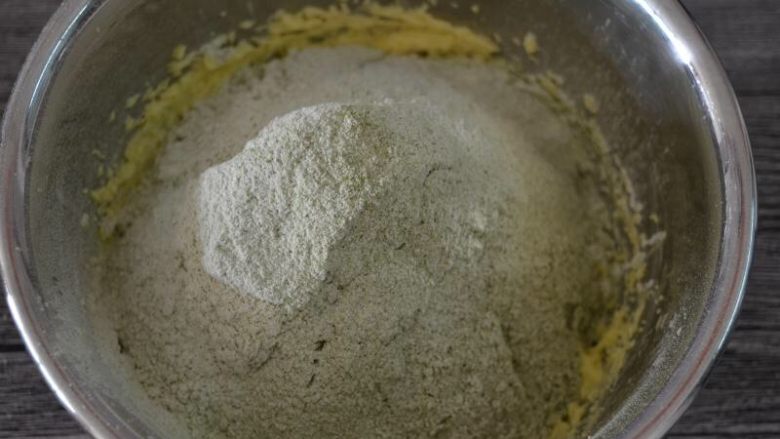 年货-送礼佳品~抹茶巧克力豆酥,筛入混合粉,切拌均匀成絮状