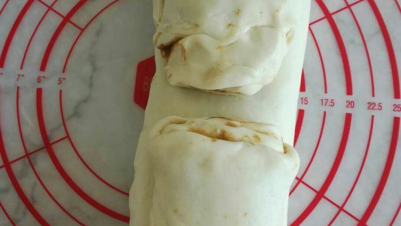 麻将烧饼,卷好的面团如图按扁,然后上下向中间叠好。