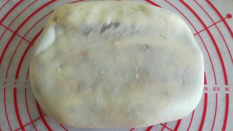 麻将烧饼,松弛好面团,继续擀开。预热烤箱180度。