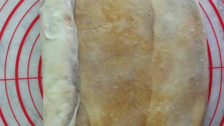 麻将烧饼,薄厚随意,尽量薄一些。然后再卷起来。