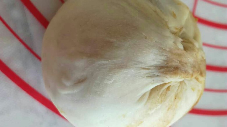 麻将烧饼,把两边露出来的切口收紧,然后滚成圆形。