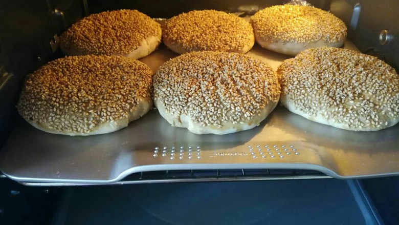 麻将烧饼,送入烤箱烤制,180度20分钟。