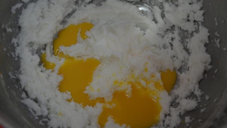 年货-送礼佳品~传统杏仁酥,加入蛋液,打至完全融合