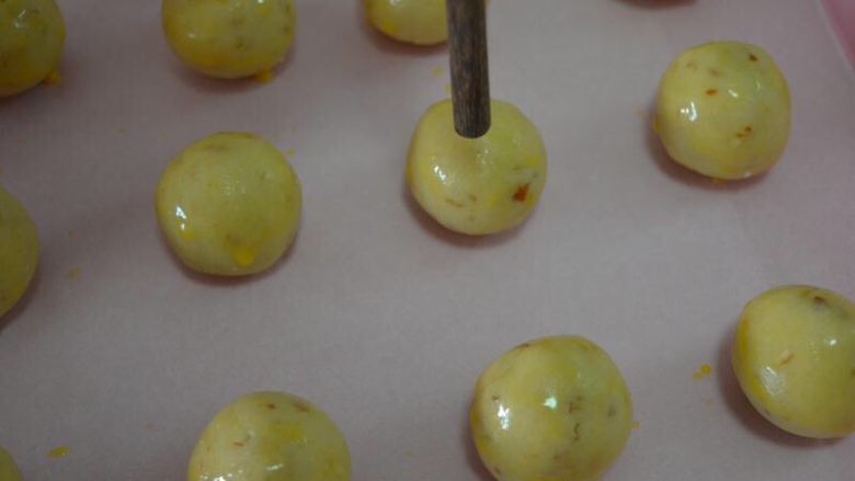 年货-送礼佳品~传统杏仁酥,170度预热烤箱
用筷子粗的一头,在饼胚中间戳一个孔