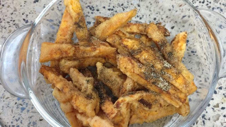 炸红薯🍠,均匀撒入,再用碗甩转红薯