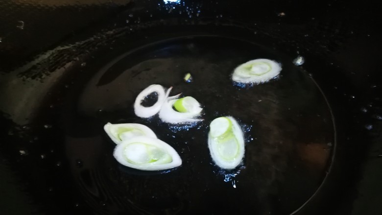 清淡素菜～西葫芦炒鸡蛋,锅中再倒入油 下葱花爆香