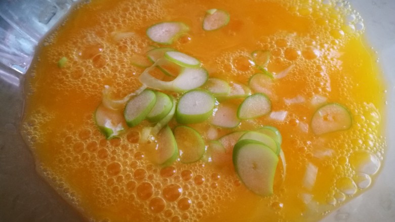 清淡素菜～西葫芦炒鸡蛋,将葱花放入鸡蛋液中