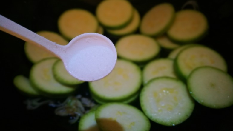 清淡素菜～西葫芦炒鸡蛋,加入适量盐 翻炒