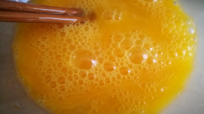 清淡素菜～西葫芦炒鸡蛋,用筷子打散