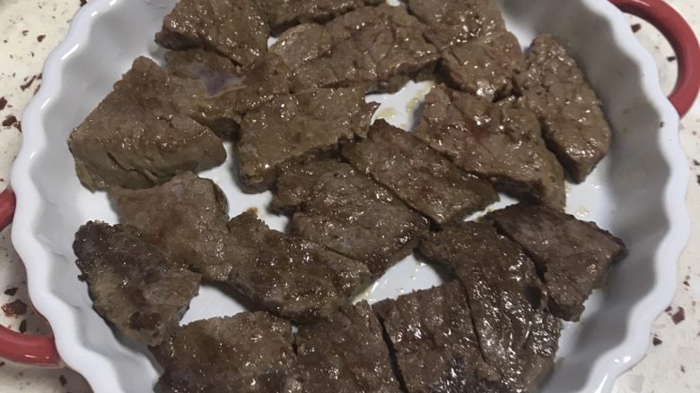 超简版芝士芥末焗牛排,牛排自然解冻,黄油配料煎至8成熟(无血水)剪成小块装烤箱盘