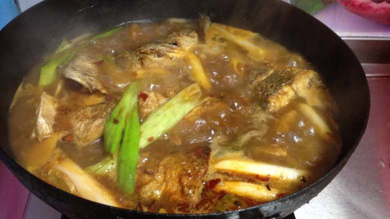 年味——酱烧美国红鱼,
转中小火继续煮20分钟即可