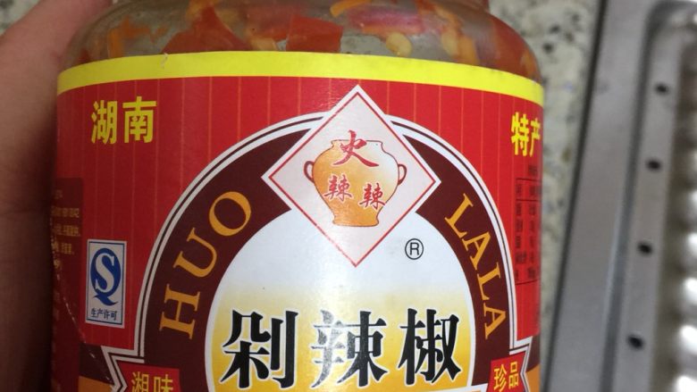 黄瓜拌海蛰皮,<a style='color:red;display:inline-block;' href='/shicai/ 803'>剁椒</a>若咸就少放盐
