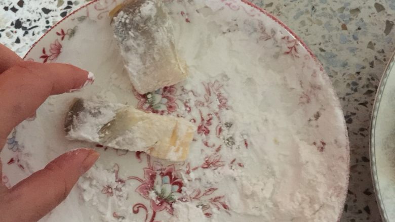 香炸黄花鱼干,沾地瓜干粉
