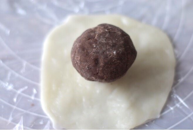 草莓大福🍓,手里抹手粉,把草莓的头放糯米皮中间包好即可。
