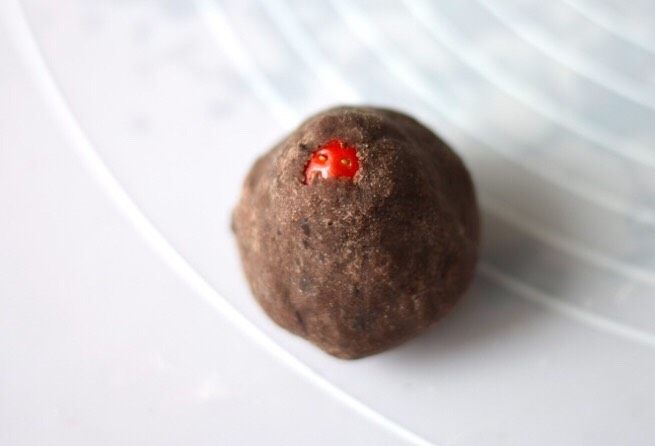 草莓大福🍓,取一团<a style='color:red;display:inline-block;' href='/shicai/ 6517'>豆沙</a>,包上一颗草莓,草莓顶部可以留一点不包。
