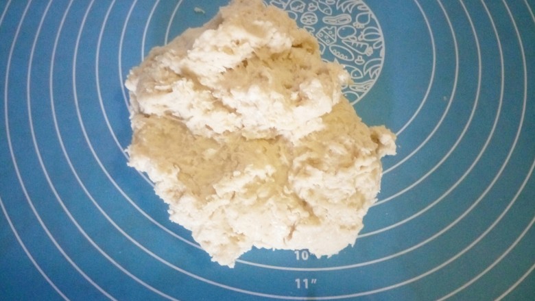 小狗面包,用筷子搅拌成团,放案板或揉面垫上开始揉面
