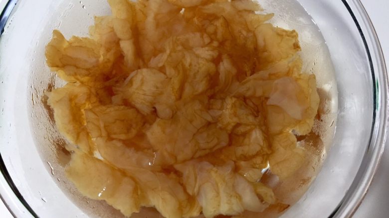 凉拌海蜇头,<a style='color:red;display:inline-block;' href='/shicai/ 5160'>海蜇头</a>反复用自来水冲洗干净,加入矿泉水浸泡3小时,中途记得换2道水