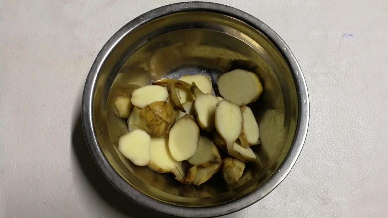 年味+金玉满堂~白茨菇汇黄金蛋饺,盛盘备用