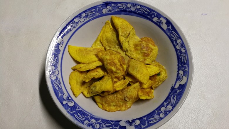 年味+金玉满堂~白茨菇汇黄金蛋饺,几天前做的黄金<a style='color:red;display:inline-block;' href='/shicai/ 4442'>蛋饺</a>取出十六个