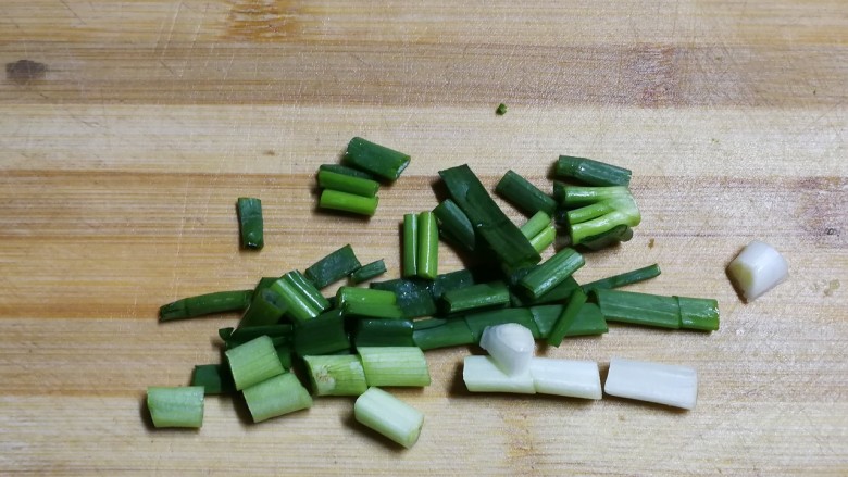 年味+金玉满堂~白茨菇汇黄金蛋饺,切成葱花