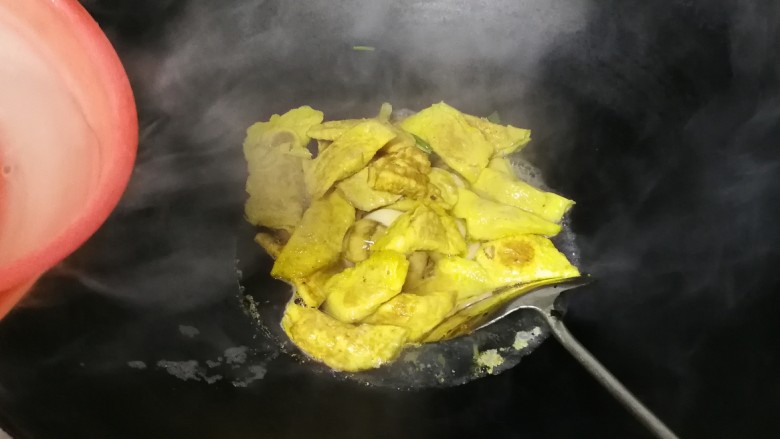 年味+金玉满堂~白茨菇汇黄金蛋饺,放入适量热水烧开