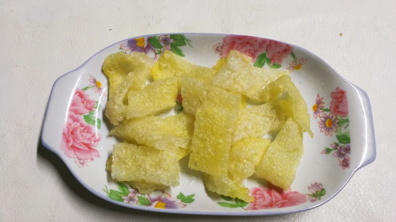 年味+恭喜大发财娃娃菜烧油发膘,热水清洗干净表面油脂,切小块菜谱备用
