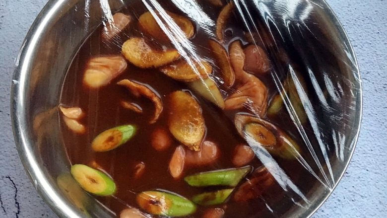 #春节健康菜# 消食 助消化 酱鸡胗,用保鲜膜包裹好,放在冰箱里冷藏腌制8个小时以上。