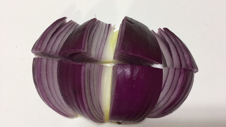 洋葱炒土豆片,然后再横切一刀,转盘备用