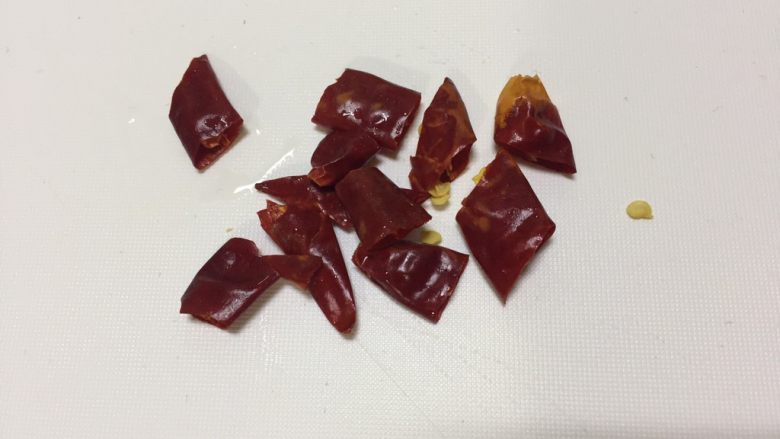洋葱炒土豆片,切好<a style='color:red;display:inline-block;' href='/shicai/ 86474'>干辣椒</a>去籽备用,喜欢辣的朋友们可以多放辣椒(15个左右)