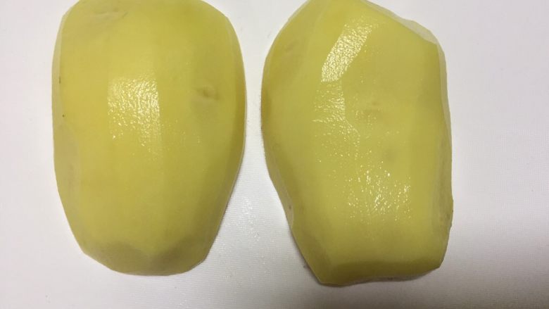 洋葱炒土豆片,土豆对半切如图,然后切成2mm的薄片