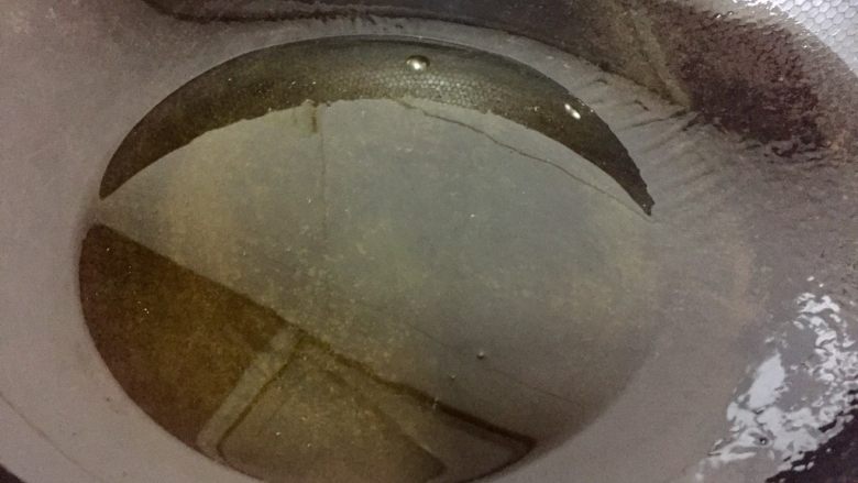 洋葱炒土豆片,锅内放油,稍许多一点