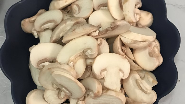 蘑菇炒肉,<a style='color:red;display:inline-block;' href='/shicai/ 2914'>蘑菇</a>清洗干净，切片。