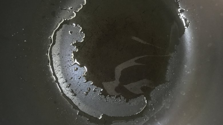 蘑菇炒肉,热锅，加入少许食用油