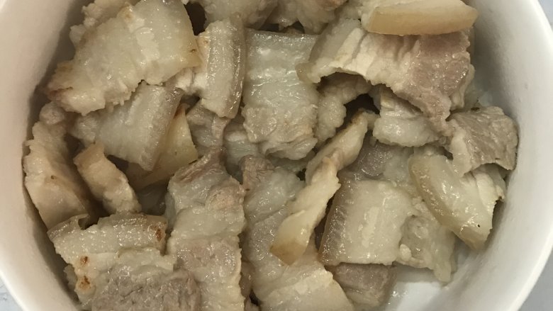 蘑菇炒肉,将炒好五花肉盛出。