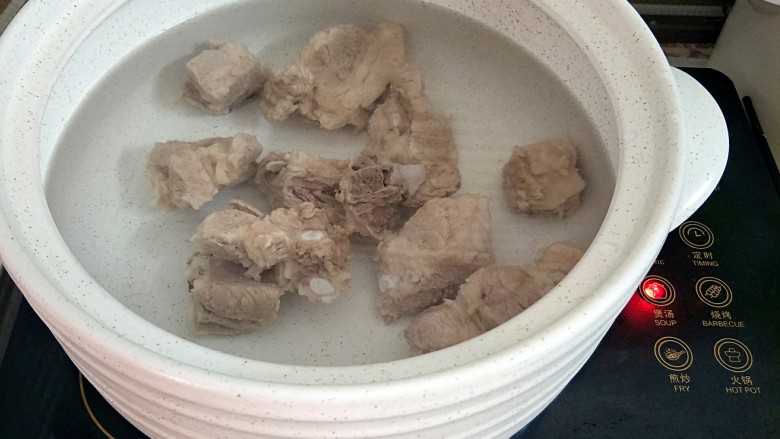 海带排骨汤,把排骨放入砂锅,加入适量清水