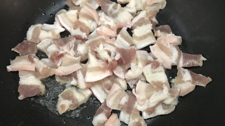 蘑菇炒肉, 倒入<a style='color:red;display:inline-block;' href='/shicai/ 428'>五花肉</a>，爆香。