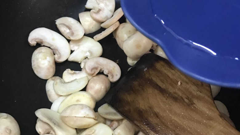 蘑菇炒肉, 加少量水，将蘑菇翻炒熟，（水不能加多，蘑菇炒后出水量很多）