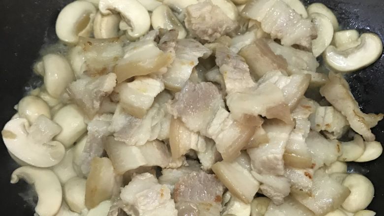 蘑菇炒肉, 将五花肉倒入，稍微翻炒一下。