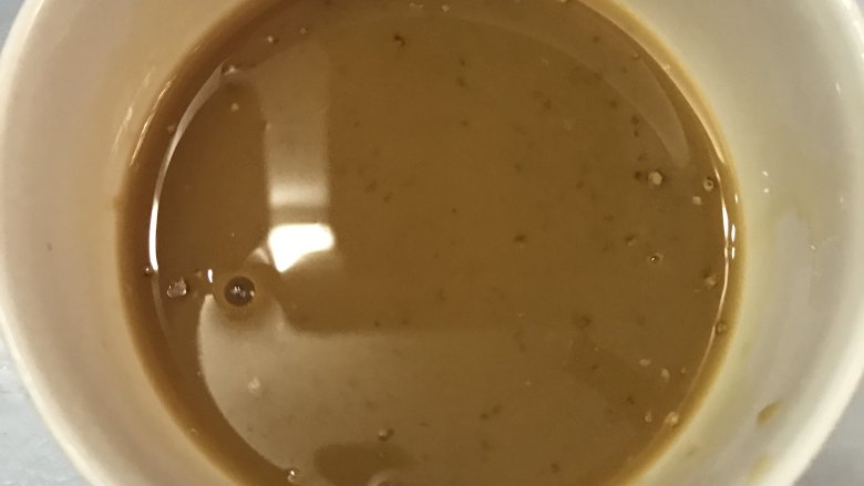 蘑菇炒肉,提前调制好酱料。将淀粉，<a style='color:red;display:inline-block;' href='/shicai/ 721'>蚝油</a>，<a style='color:red;display:inline-block;' href='/shicai/ 788'>生抽</a>，盐加入碗中，加入适量清水拌匀。