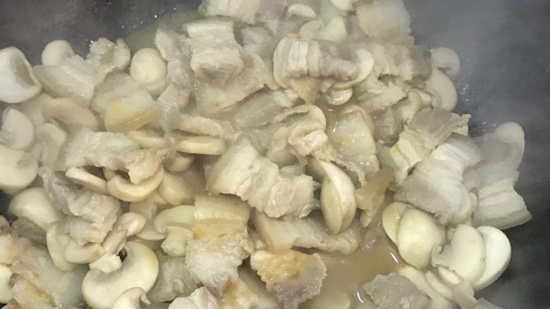 蘑菇炒肉,将酱汁倒入，翻炒均匀。