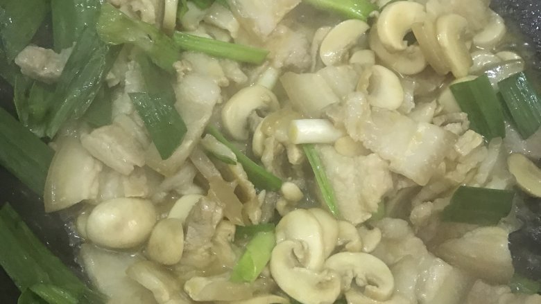 蘑菇炒肉,加入<a style='color:red;display:inline-block;' href='/shicai/ 138'>大葱</a>段，炒匀即可。