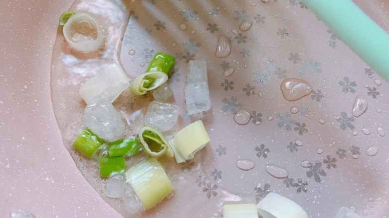 宝宝版板栗烧鸡 12M+,平底锅🍳热油,放入葱段和冰糖翻炒