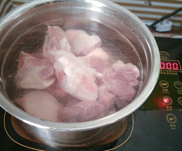 草根猪蹄汤,冷水入锅煮开,捞出冲洗干净浮沫